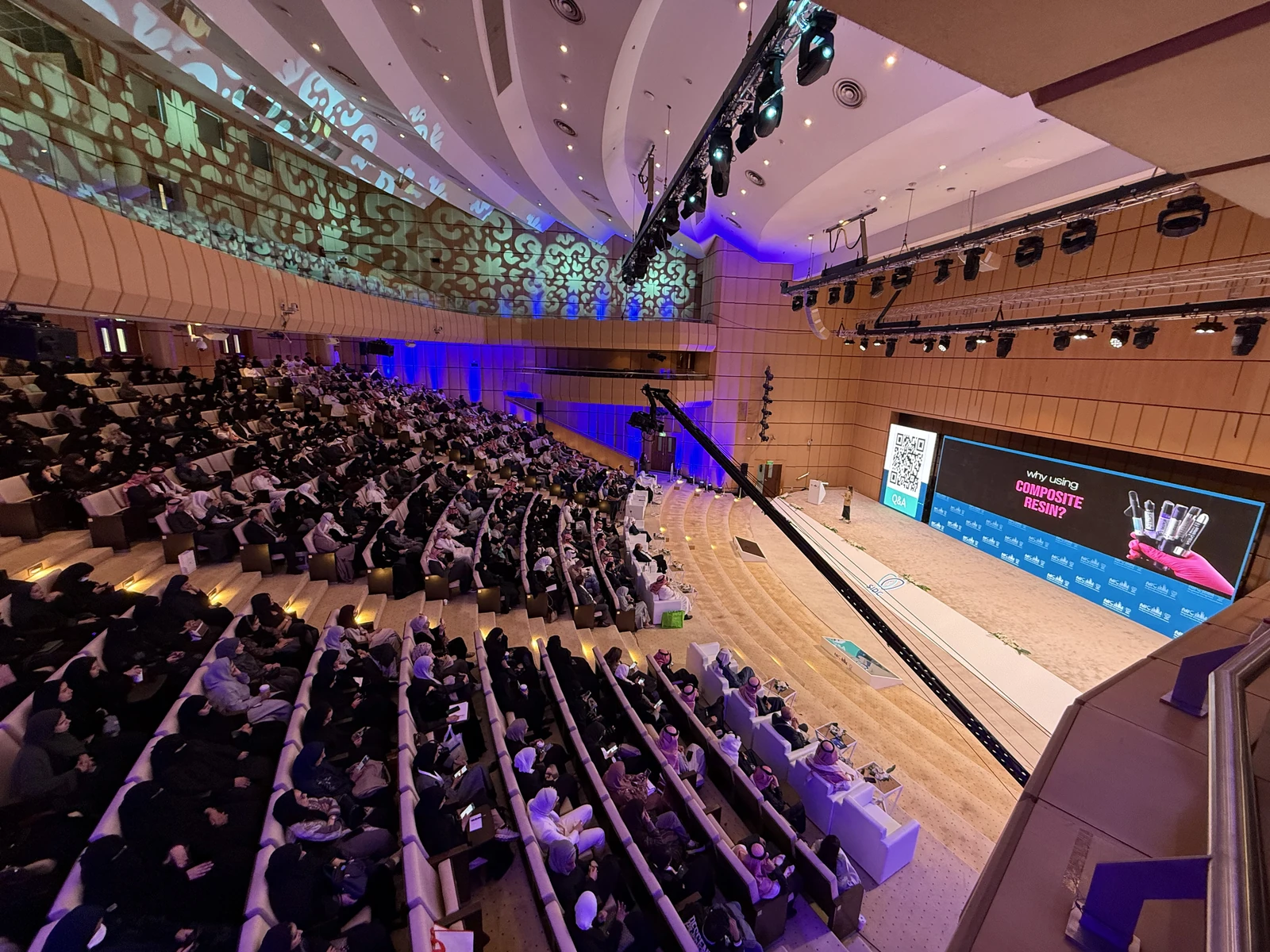 Vista real de un congreso internacional, con audiencia y escenario