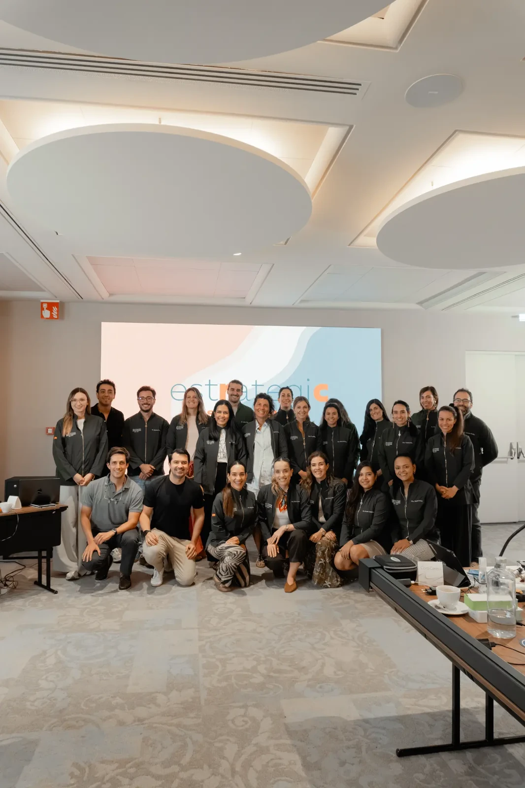 Ana Luiza Libório con un grupo de su formación presencial